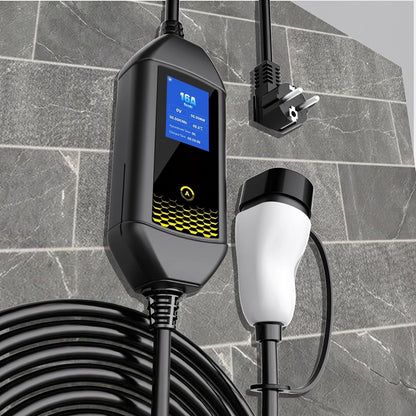 Портативно зарядно 3.5 kW — детайл на дисплея и конекторите